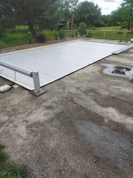 Fourniture et pose de dalles en céramique pour une terrasse de piscine à Targon en Gironde