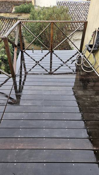 Rénovation complète d'un toit terrasse en membrane EPDM avec pose de terrasse en lames de bois exotique Libourne (33)