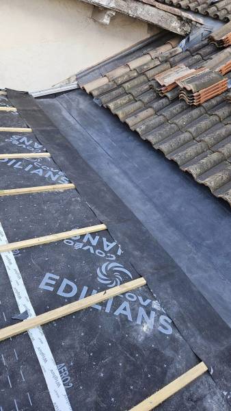 Création d'un chéneau en membrane EPDM pour le toit d'une maison traditionnelle à Bordeaux Bastide