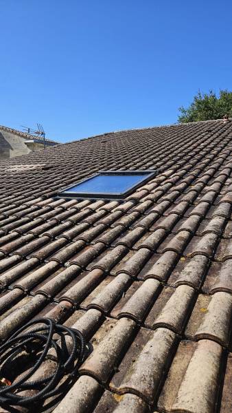 Création et  installation d'une fenêtre de toit sur-mesure FAKRO 114X118 pour une maison à Saint Médard en Jalles près de Bordeaux