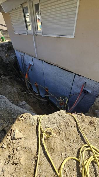 Traitement contre l'humidité extérieur en résine bitumeuse pour rendre étanche un mur enterré Créon